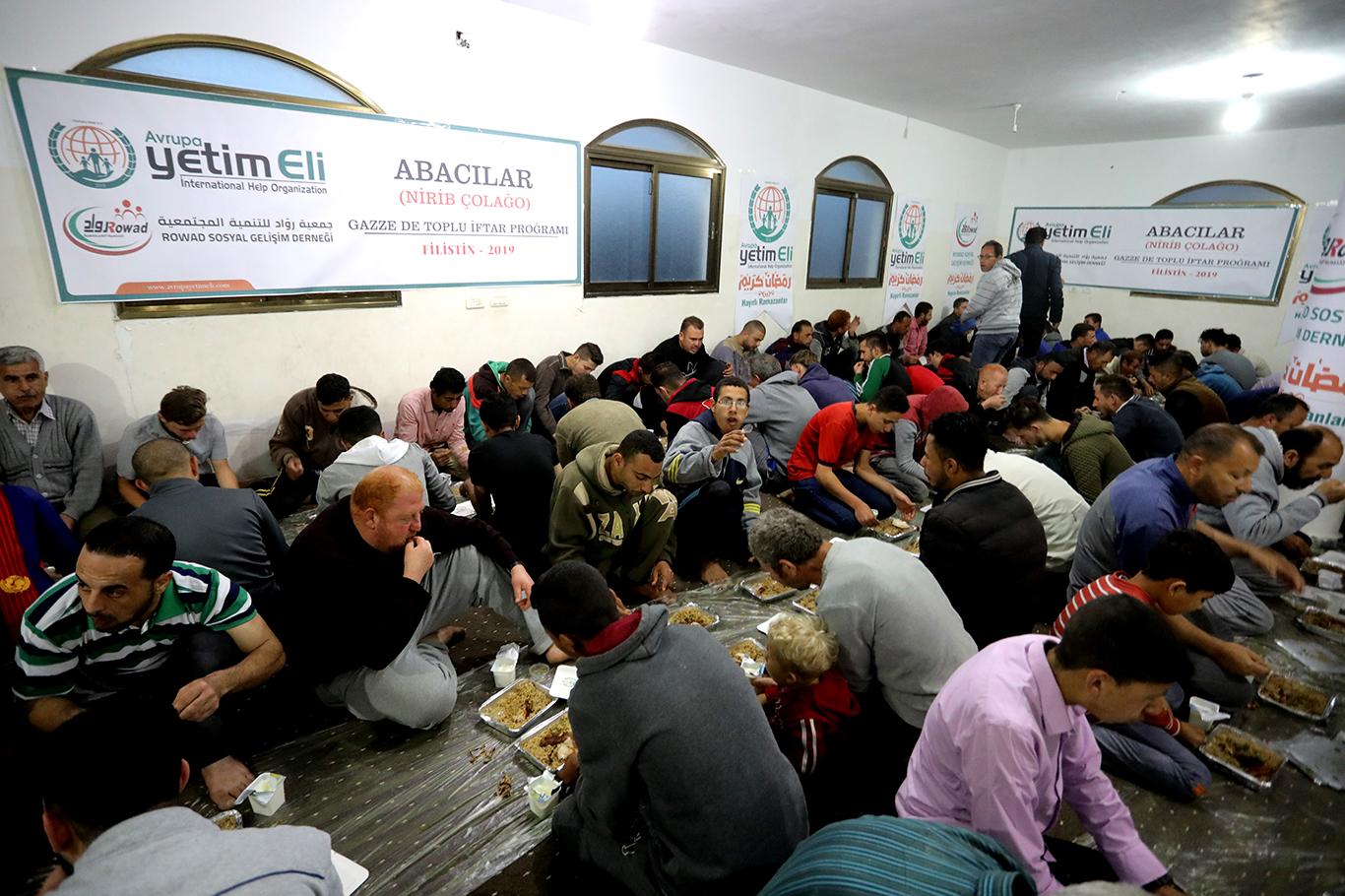Avrupa Yetim Eli'nden Gazze'de iftar